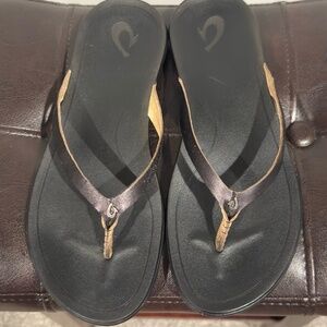 OLUKAI HoOpio Leather Women's Flip Flop Sandal Black/Black Size 8